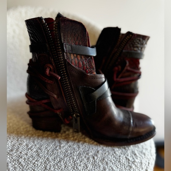 Steve Madden Freebird Crue size 8
red accents - Picture 3 of 4